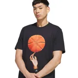 Remera Adidas Graphic Showboat de color negro, con cuello redondo y mangas cortas. Presenta un estampado gráfico fotorrealista en el centro del pecho que muestra una mano haciendo girar un balón de básquetbol.