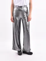 Pantalón de corte recto y tiro alto, confeccionado en tela con acabado metalizado brillante.