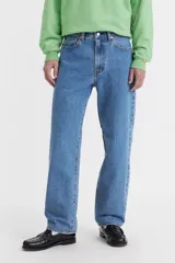 Pantalón jean celeste de corte amplio y tiro medio.