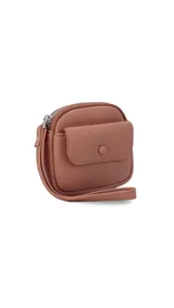 Monedero compacto de símil cuero color marrón, con diseño de textura granulada. Cuenta con un compartimento principal con cierre perimetral, un bolsillo frontal con solapa y botón a presión, y una correa de mano integrada.