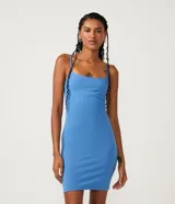 Vestido corto azul de algodón con breteles finos y escote recto.