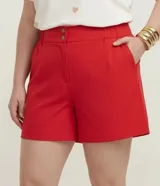 Short de sastrería rojo con cintura alta, elásticos laterales y dos botones frontales.
