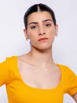 Top corto color amarillo, de mangas cortas y escote redondo.