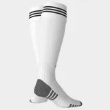 Medias deportivas Adidas Adi26 de caña alta, color blanco con las tres tiras características en negro en la parte superior y logo de la marca en el lateral. Diseñadas con refuerzos en puntera y talón, malla transpirable y ajuste anatómico.