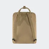 Mochila Fjallraven modelo Kanken Classic, color negro, con compartimento principal con cierre, bolsillo frontal con cierre, asas superiores con broche y correas ajustables para los hombros. Incluye el parche redondo característico de la marca en el frente.