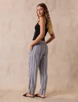 Pantalón celeste de lino marca Dash, con pretina elastizada, lazo de ajuste y bolsillos delanteros y traseros.