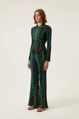 Pantalones acampanados de tejido plisado con estampado floral y cintura elástica.