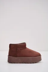 Bota corta tipo ugg de gamuza color chocolate, con plataforma plana y suela dentada.