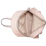 Mochila Guess modelo Nessa, color rosa con estampado de monograma de la marca. Presenta un bolsillo frontal con cierre, correas ajustables con logo estampado y herrajes plateados.