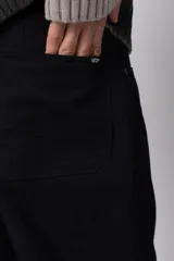 Pantalon de corte baggy con diseño amplio y relajado, confeccionado en gabardina color tostado.