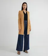 Cárdigan largo de punto color rojo con bolsillos delanteros.