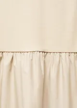 Vestido midi de diseño entallado con cuerpo de tejido de punto acanalado y falda evasé de algodón. Presenta cuello redondo y diseño sin mangas.