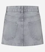 Minifalda de jeans azul oscuro, con cintura alta y cierre cruzado con botones. Presenta trabillas y bolsillos delanteros y traseros.