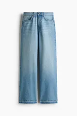 Jean de tiro alto con cinco bolsillos, confeccionado en denim de algodón rígido en color celeste claro, de piernas amplias y corte holgado con terminación recta.