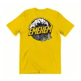 Remera de algodón color amarillo con estampa gráfica en la espalda que presenta una ola, un pez koi y la inscripción 'Every summer has a story' junto al logo de la marca.