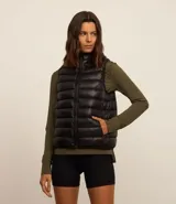 Chaleco puffer deportivo negro, ultraligero, con cuello alto y cierre frontal con cremallera. Incluye bolsita para guardarlo.