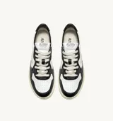 Zapatillas urbanas Autry Medalist Low, de cuero blanco y negro con detalles perforados en la puntera y logo de la marca en el lateral.