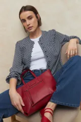 Camisa estampada de manga larga con puños elastizados, cuello mao y botones a tono.