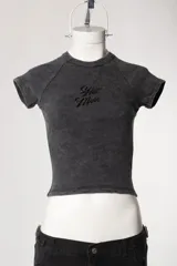 Remera de morley con efecto lavado y mangas raglán, de color negro, corte ajustado al cuerpo y aplique frontal con la inscripción "Hot Mess".