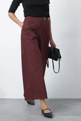 Pantalón wide leg de corte sastrero, color negro, con cintura de tiro medio y diseño de pernera amplia y relajada.