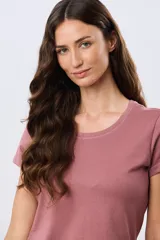 Remera básica de algodón color negro, con cuello redondo y mangas cortas de corte clásico.