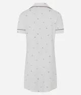 Camisón corto color blanco marfil con estampa floral sutil, cuello solapa, mangas cortas y cierre frontal con botones. Cuenta con ribetes en contraste en cuello y puños.