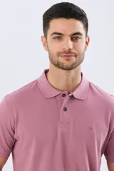 Remera polo de piqué de algodón color azul, de manga corta, con cuello camisero, cierre frontal de dos botones y pequeño logo bordado en el pecho.