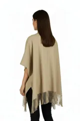Poncho gris liso con flecos largos en el borde superior.