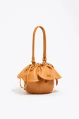 Bolso de hombro color caramelo de piel con forma de pétalos, asa de mano y asa de piel regulable. Logo metálico BIMBA Y LOLA y cadena dorada decorativa.