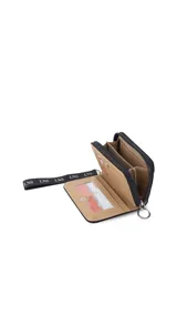 Billetera corta de diseño capitoneado con cierre perimetral y solapa frontal. Cuenta con compartimentos internos para tarjetas y billetes, e incluye una correa de mano desmontable.