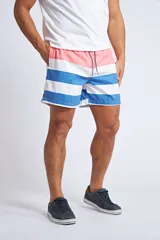 Short de baño con estampado tropical de piñas y hojas en tonos azules sobre fondo rosado. Cuenta con cintura elástica con cordón ajustable, bolsillos laterales, un bolsillo trasero y suspensor interno.