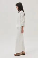 Blusa blanca de lino con mangas 3/4 con detalles de encaje.