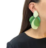 Aros colgantes con forma de pétalos en tonos de verde, hechos de resina.