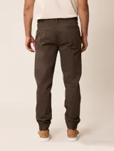 Pantalón bombacha de sarga azul marino, con pinzas en la cintura, bolsillos laterales y puños elásticos en los tobillos.