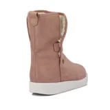 Bota Moleca de caña media, color camel, confeccionada en material sintético con textura similar a la gamuza, suela plana de goma tono sobre tono y detalle de costuras frontales.