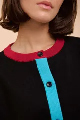 Cárdigan rojo de algodón con botones y cuello redondo.