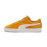 Championes urbanos Puma Suede Classic, color rojo con detalles en blanco. Confeccionados en gamuza con la icónica franja lateral de la marca y suela de goma texturizada.