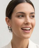 Aros colgantes de plata 925 con diseño de tres círculos decrecientes engastados con circonias brillantes.