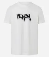 Remera de algodón color blanco, con cuello redondo y manga corta. Presenta una estampa frontal con el logo de Venom en estilo graffiti negro.