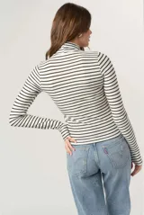 Remera de calce ceñido con diseño de rayas horizontales, cuello alto plegable y mangas largas con abertura para el pulgar en los puños.