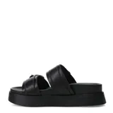 Sandalias de plataforma color negro, de estilo slide, con dos tiras anchas en el empeine decoradas con grandes hebillas metálicas plateadas.