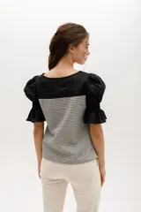 Blusa de mangas cortas abullonadas color verde claro, con escote cuadrado y cuerpo a rayas horizontales grises y blancas.