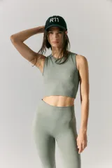 Top sin mangas de tejido acanalado, con escote redondo y diseño corto. Presenta un ajuste al cuerpo y logo estampado en la espalda.