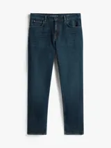 Jeans Tommy Hilfiger modelo Denton de corte recto, con diseño clásico de cinco bolsillos, cierre de botón y cremallera, confeccionado en denim azul oscuro.