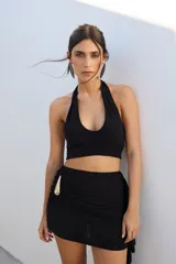 Top corto color marrón oscuro, estilo halter con escote pronunciado en V.