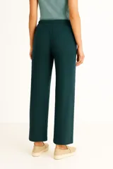 Pantalón ancho negro de tejido acanalado, tiro medio con cintura elástica y cordón ajustable.