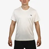Remera deportiva Diadora de manga corta, color blanco marfil, con cuello redondo y el logo de la marca bordado en el pecho izquierdo.