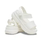 Sandalia negra de plataforma con suela gruesa y texturizada. Presenta una tira ancha sobre el empeine y una correa ajustable en el talón con cierre de velcro.