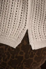 Sweater de punto texturado en color bordó con destellos de lurex, de corte holgado, cuello redondo y mangas largas.