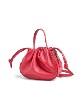 Bolso de mano tipo saco o 'balloon' de cuero sintético color rojo vibrante, con cordón ajustable en la parte superior y asas cortas.